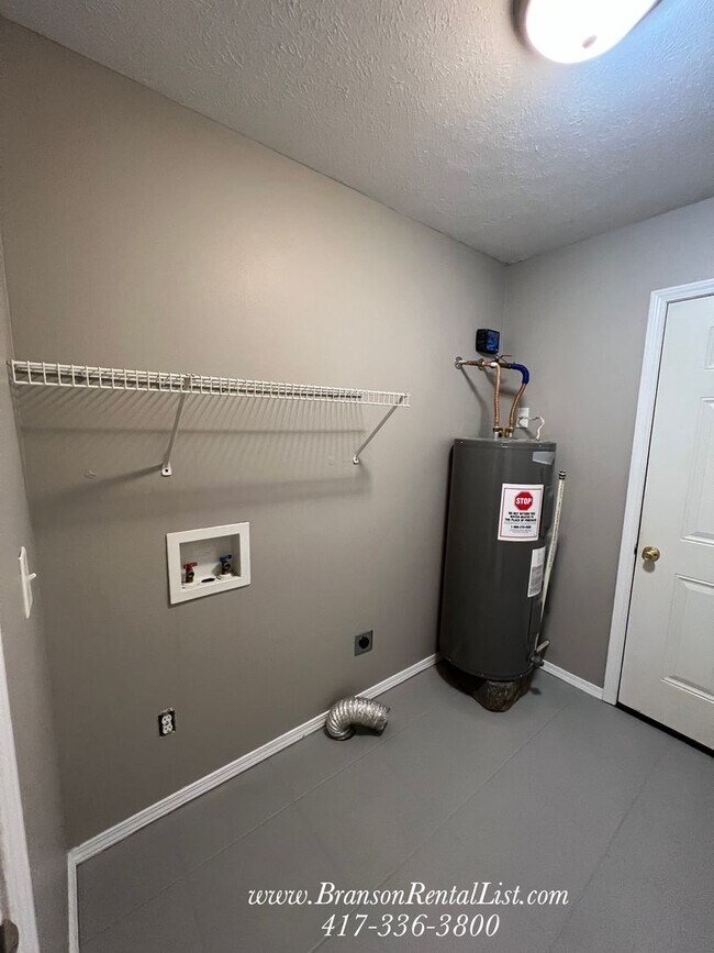 Building Photo - Newly Remodeled 3BR/2BA