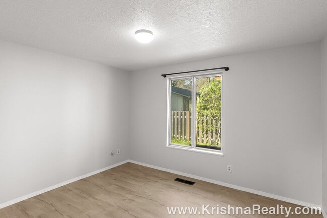 Building Photo - Charming 3 Bedroom | 2 Bathroom Duplex | Private Backyard | Near Washington Square Mall