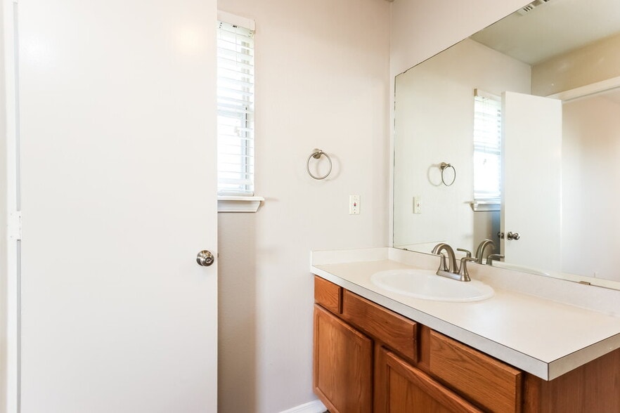 Building Photo - 1933 Creekridge Dr