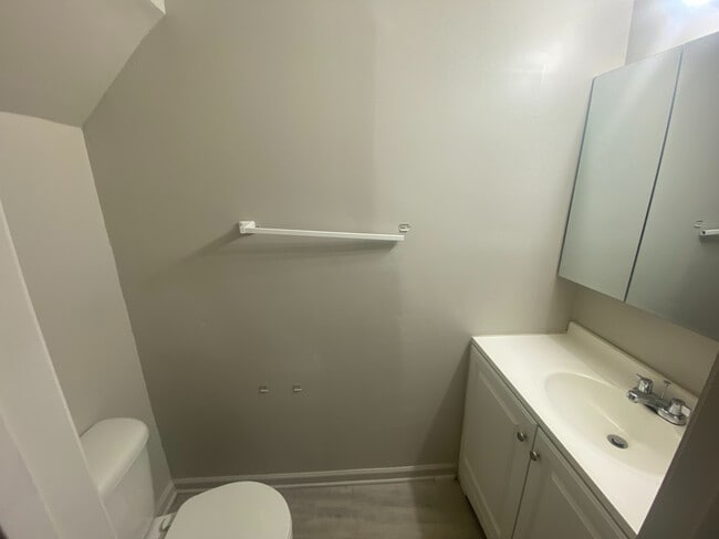 Building Photo - Room in Duplex on Beck St