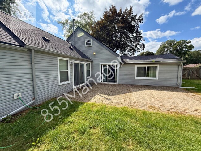 Building Photo - Updated 4-Bedroom with Primary Suite & Fen...