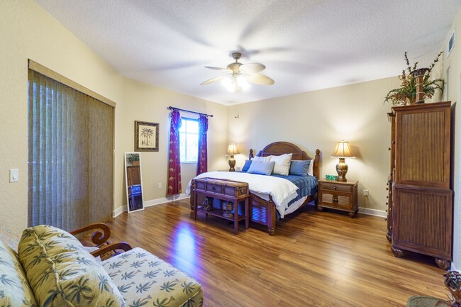 Building Photo - 3 BEDROOM TO 2 BATH SPACIOUS CONDO