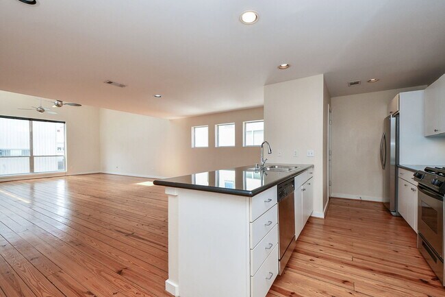 Building Photo - 824 Robin St