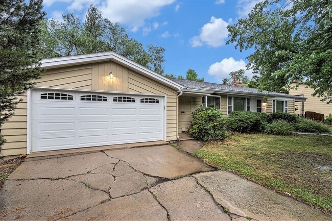 Building Photo - Cheyenne Canyon / 3 bedroom, 2 car garge, ...