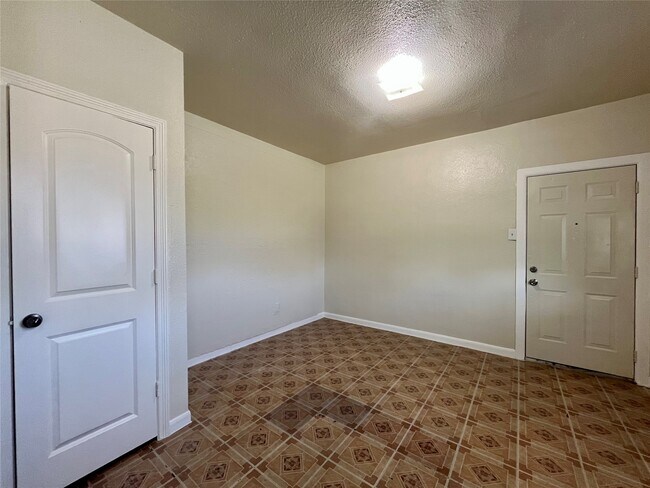 Building Photo - 2705 Lorraine St