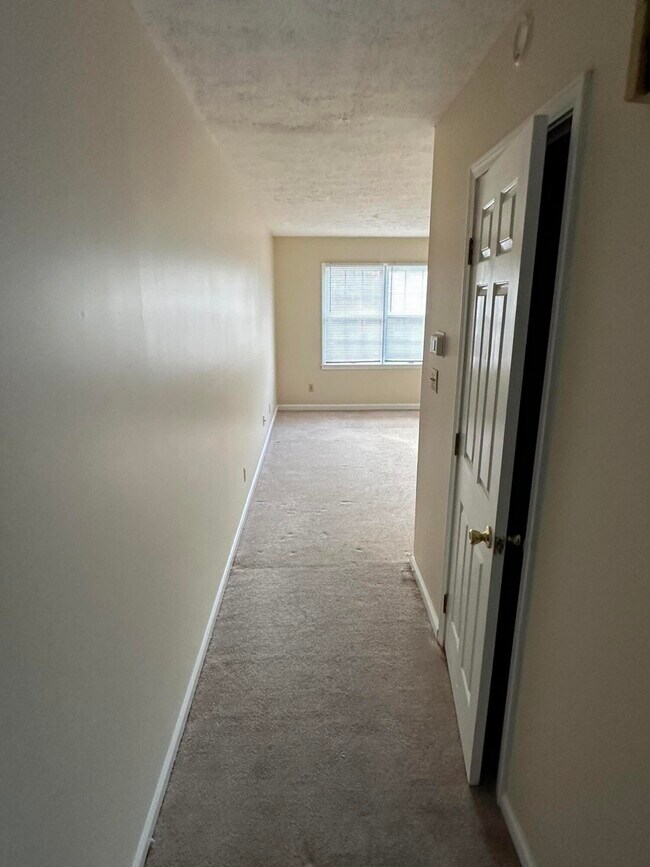 Building Photo - 165 Landings Dr
