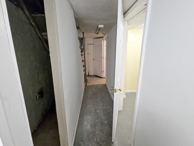 Building Photo - 535 E Warrington Ave