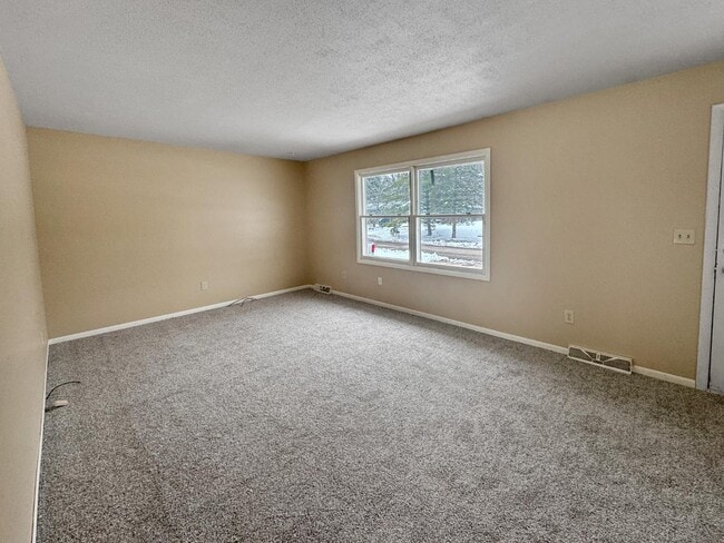 Building Photo - 5573 Rockbluff Dr NE