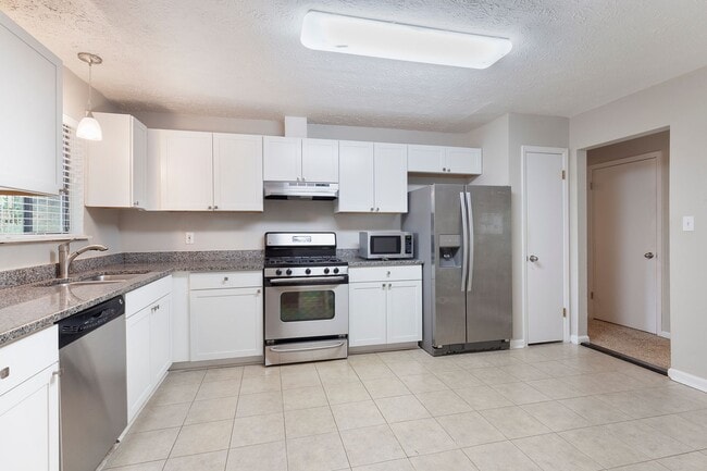 Building Photo - Spacious 3/2.5 Split Level w/ Large Bonus Room and Private Backyard!