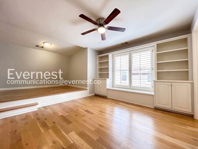 Building Photo - 5 Bed/3.5 Bath Home with Garage /Available Now!