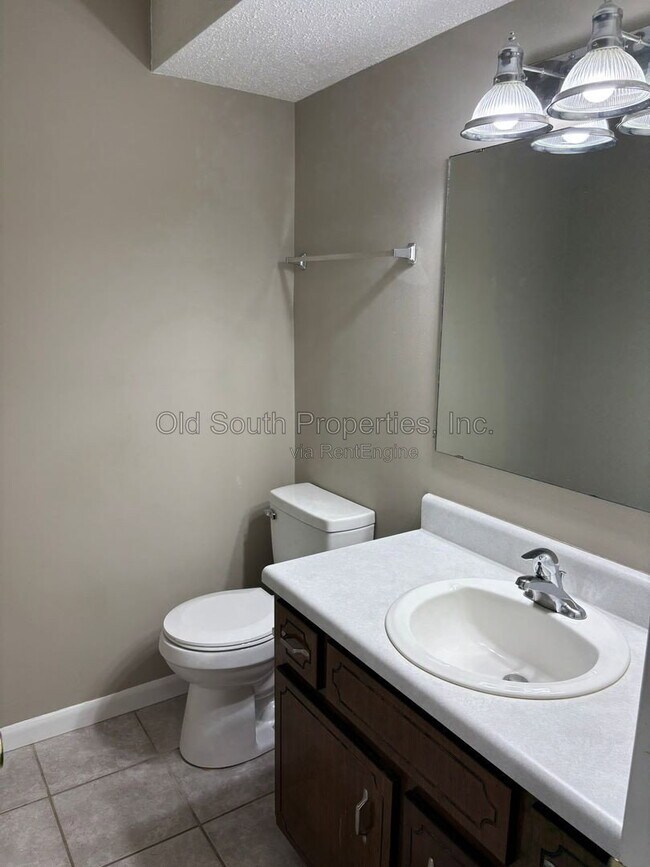 Building Photo - 8410 Williamsburg Cir