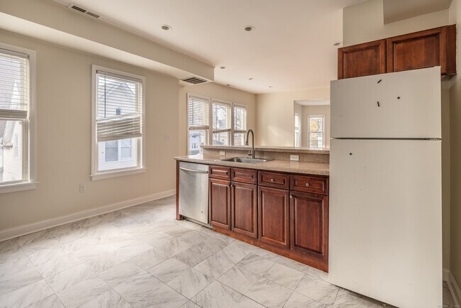 Building Photo - 25 Hunting St