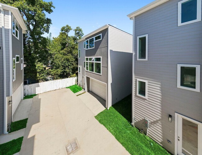 Building Photo - 6721 St Augustine St