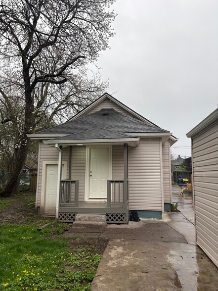 Building Photo - 2542 SE 18th Ave