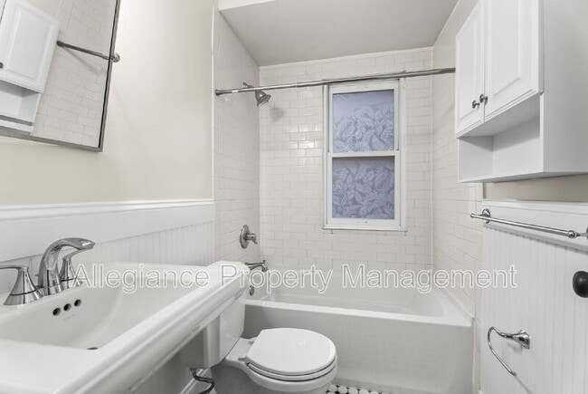 Building Photo - 922 S Washington St