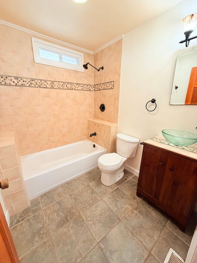 Building Photo - 3 Bed, 2 Bath Pet Friendly Downtown Asheville Location, Available Now - Lawn Care Included!