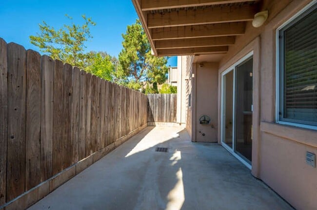 Building Photo - Charming 3bd/2.5 bath Condo