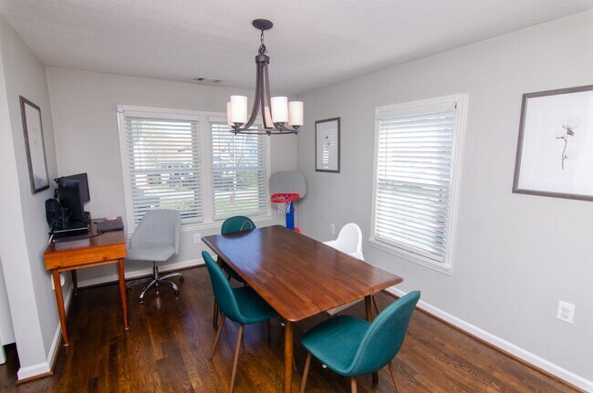 Building Photo - Quaint Single Family Home