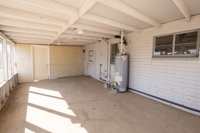 Building Photo - Don't miss your chance on this Marana gem!...