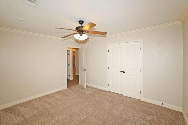 Building Photo - 8108 Knoxville Dr