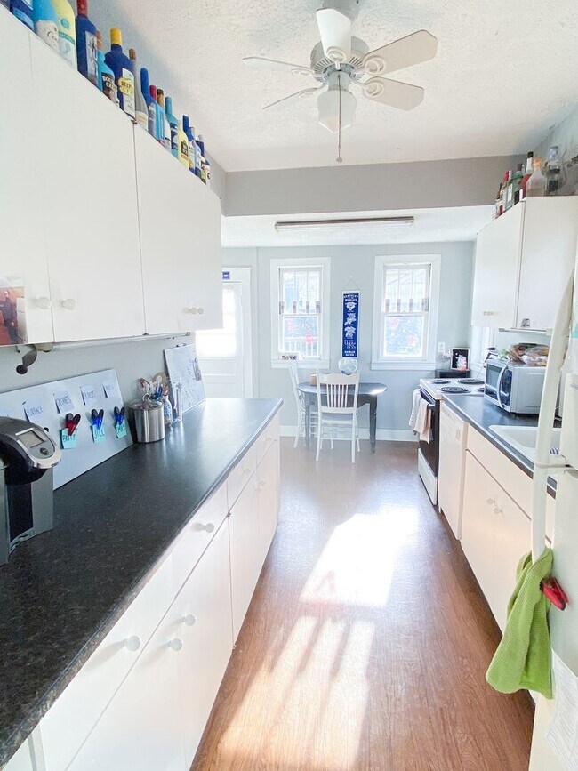 Building Photo - 722 Sunset Dr