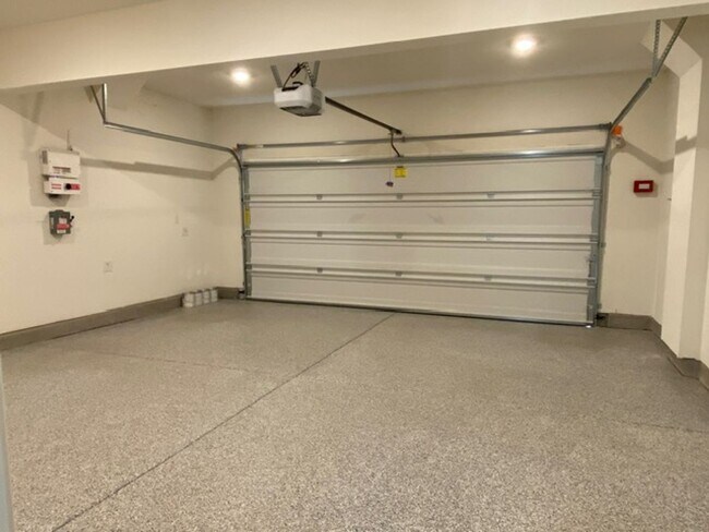 Building Photo - 2023 model home in solar community! Available 4/1