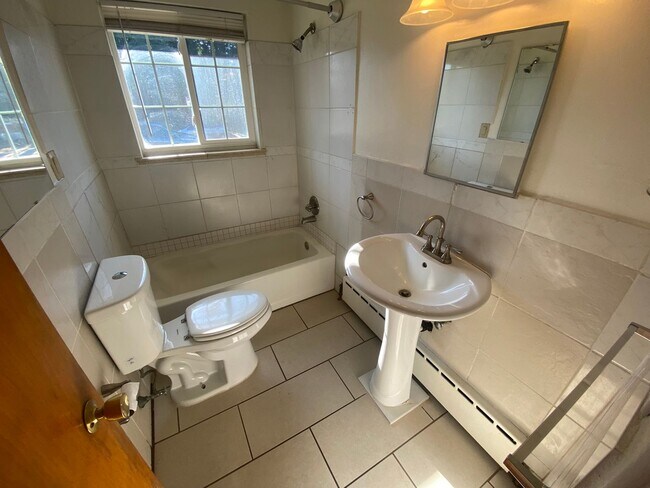 Building Photo - Prime Location, Great Lifestyle!