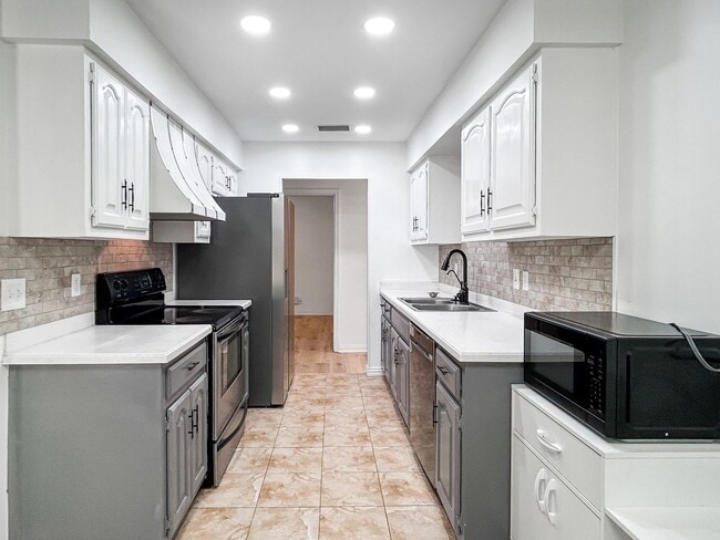 Building Photo - Inviting Northwest San Antonio Home - Fireplace, Office Flex, & Mature Trees