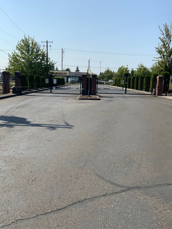 Building Photo - Holiday Move-in Special! Modern 2B, 2Ba Condo in Exclusive Gated Community!