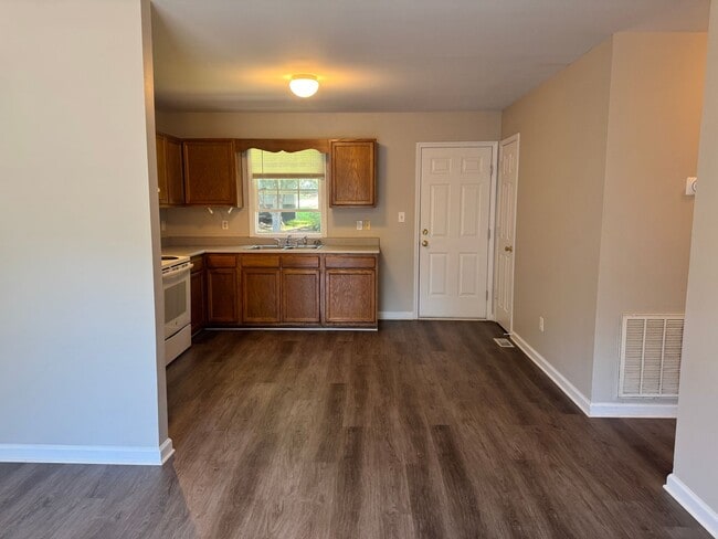 Building Photo - 3 Bedroom, 1 Bathroom Apartment in Thomasville