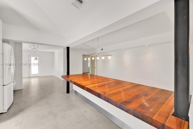 Building Photo - 801 NE 118th St