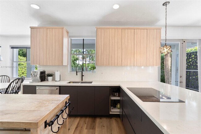 Building Photo - 932 Nandina Dr