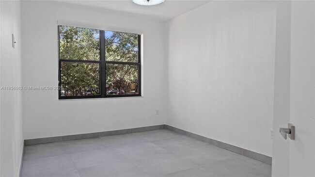 Building Photo - 15533 N Miami Lakeway