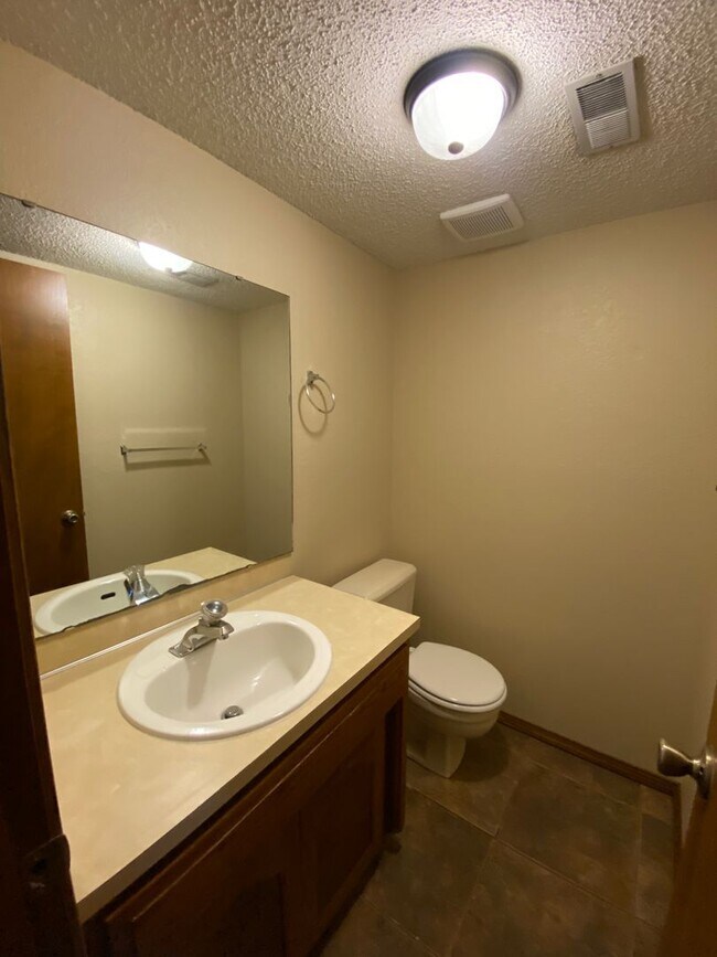 Building Photo - 2 bedroom 1.5 bath Townhome in a great location!