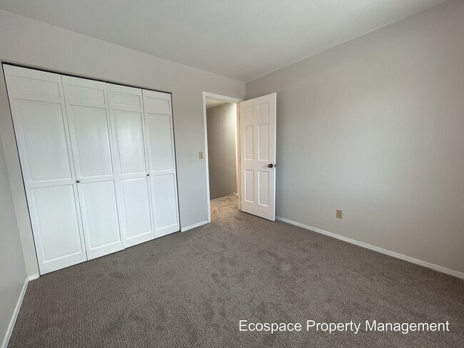 Building Photo - Four Bedroom House in the Smoky Hill neigh...