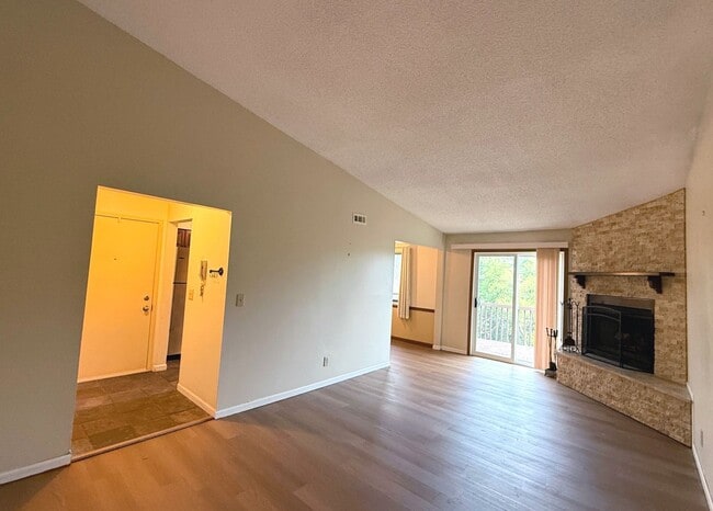 Building Photo - Updated Top-Floor 2 Bedroom Condo with Fir...