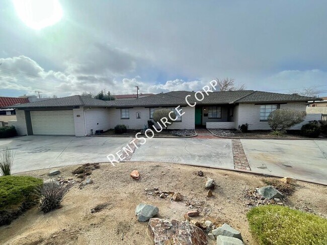 Building Photo - 1022 W Lancaster Blvd