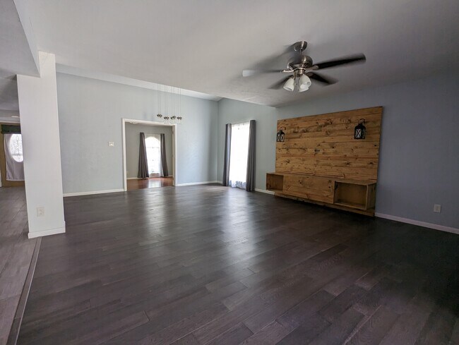 Building Photo - 944 Mossvine Dr