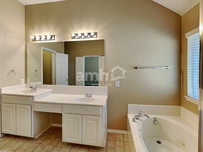Building Photo - 9613 Glenshee Dr