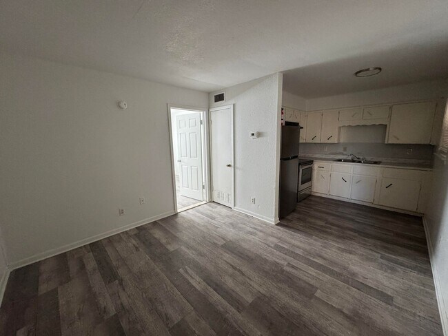 Building Photo - 1405 N Gray St