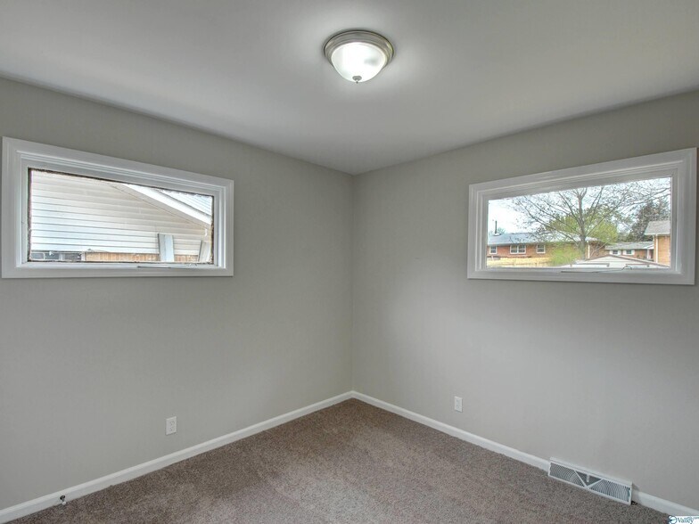 Building Photo - 609 Marguerite Dr NW