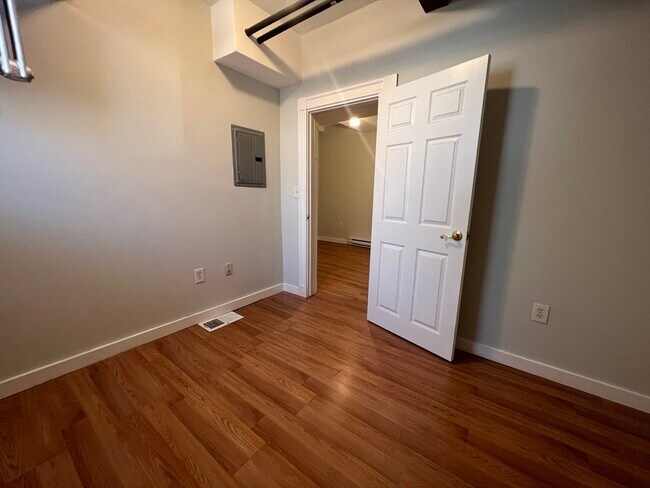 Building Photo - 7 Sherborn Ct