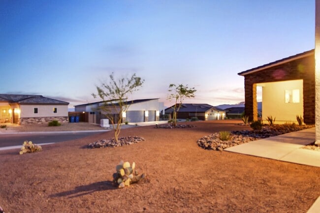 Building Photo - Beautiful Contemporary home with panoramic views! Community pool and club house use included.