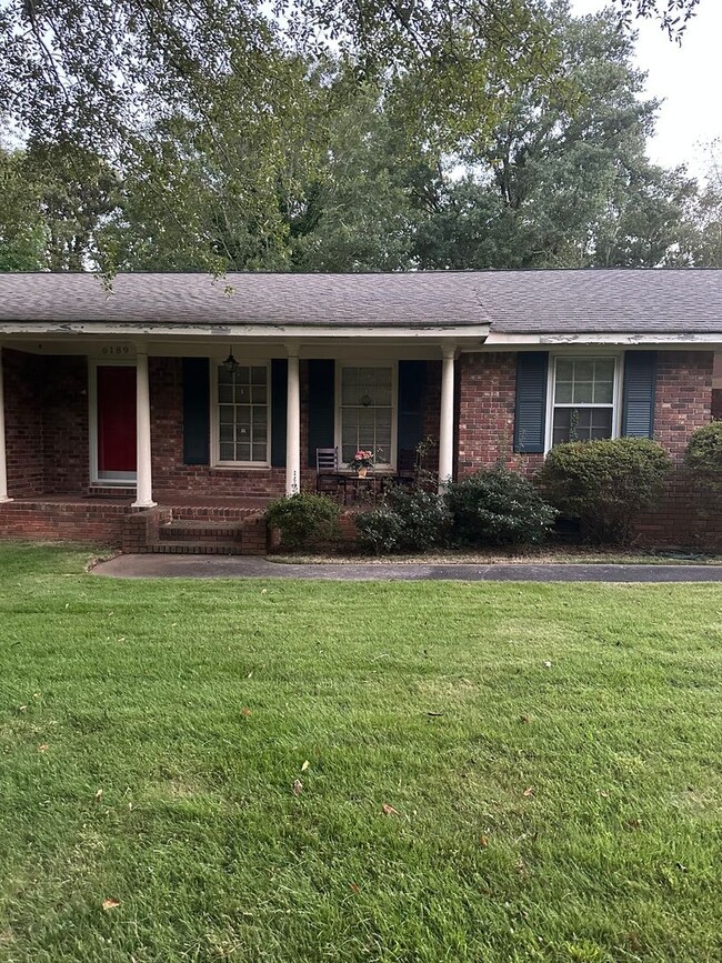 Building Photo - 2 bedroom 1 and a half bath brick home in ...