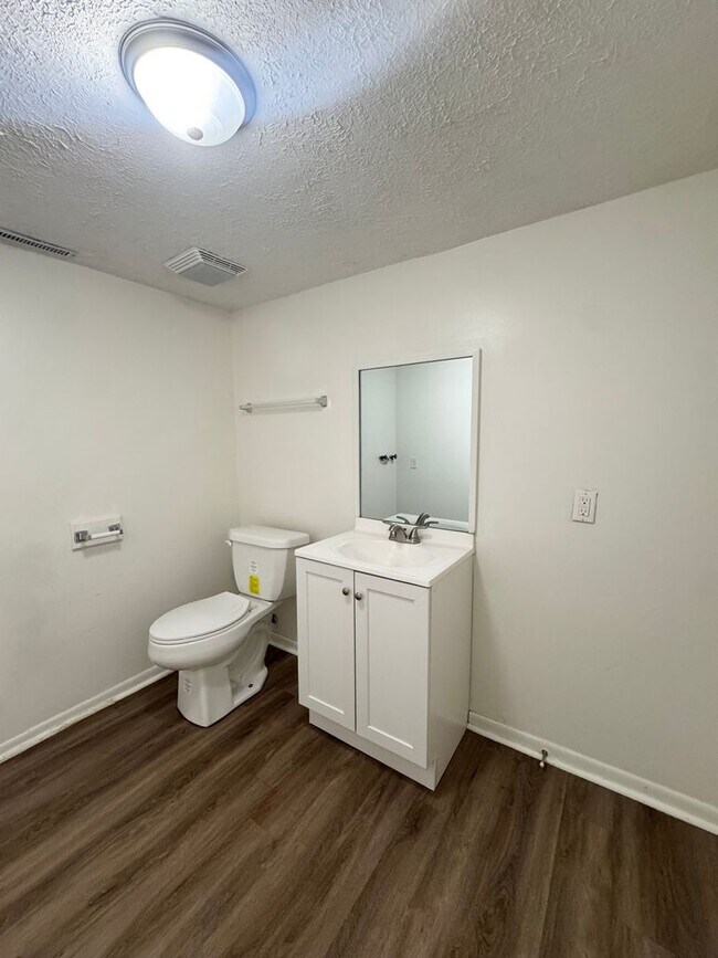 Building Photo - Spacious 3 Bedroom Available Now!