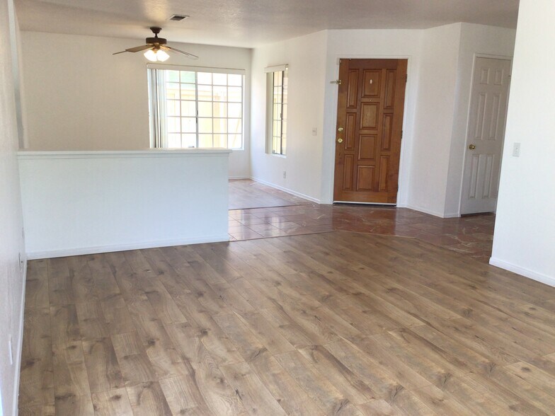 Building Photo - 10864 Avenida de los Lobos