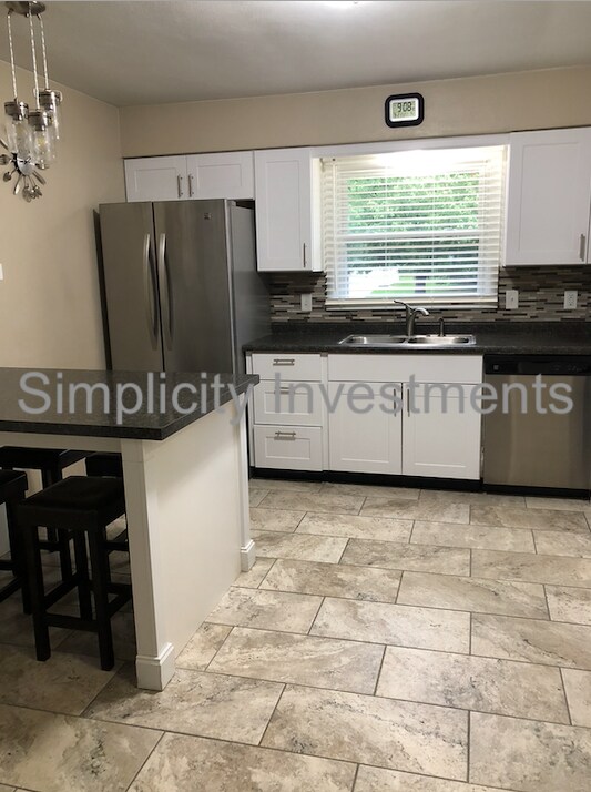 Building Photo - 707 25th St SE