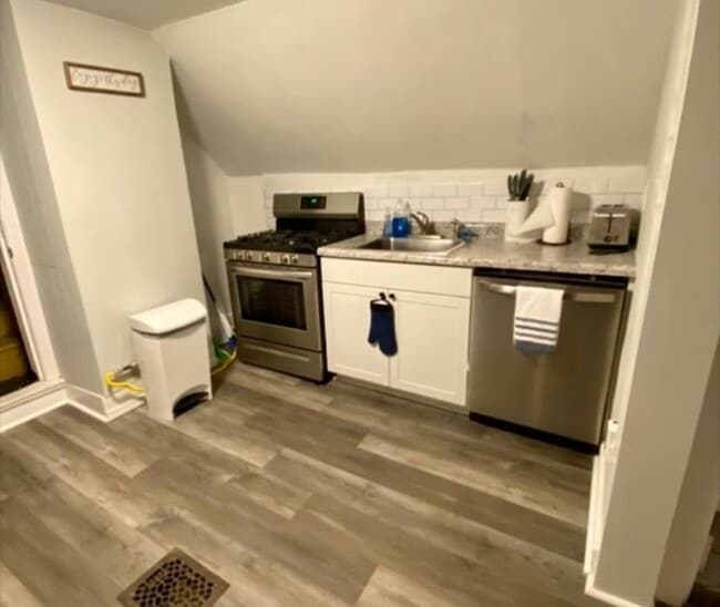 Building Photo - 2033 Maple Ave