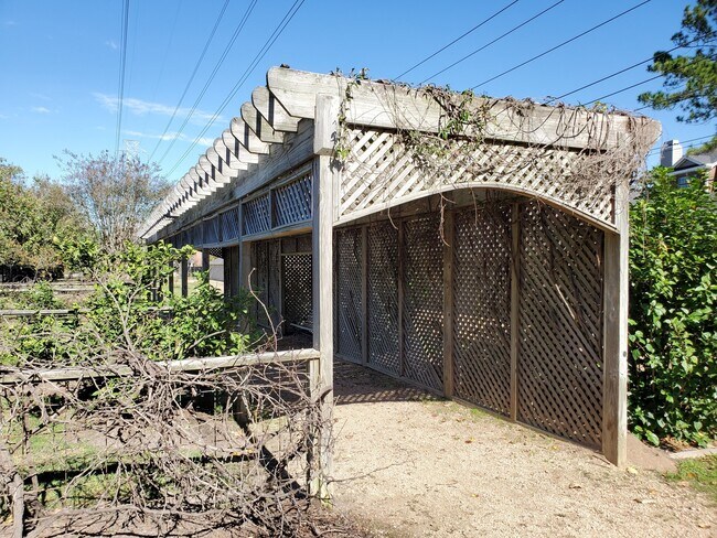 Building Photo - 748 Memorial Mews St