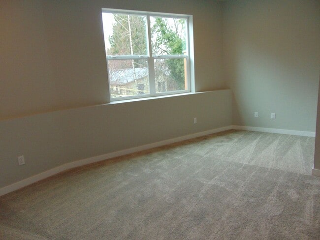 Building Photo - Beautiful 4 Bedroom Contemporary Luxury Ho...